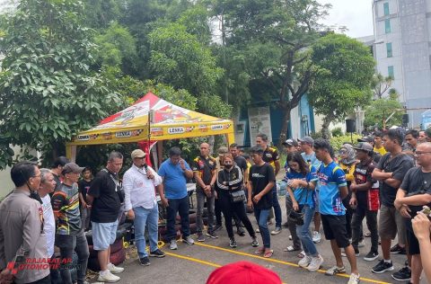 Disaksikan Petugas Kepolisan , Official & Perwakilan Tim Balap, H. Supriyono (Kabid R2 IMI DKI Jakarta) Menghentikan Even Lenka MotoGP Seri Jakarta Dengan Damai