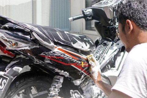 Tips Aman Berkendara dan Merawat Sepeda Motor di Musim Hujan