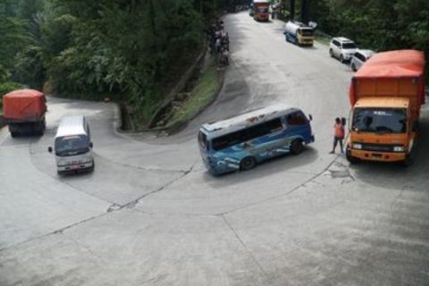 Teknik Menikung Aman Saat Mengemudi Mobil