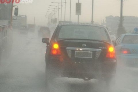 Bahaya Menyalakan Lampu Hazard Saat Hujan Deras