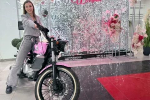 Kalashnikov Rilis Motor Pink
