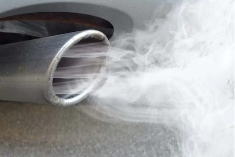 Asap putih tebal dari knalpot