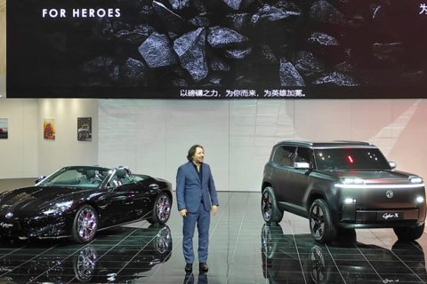 Vice President of SAIC Design Joseph Kaban saat menampilkan Cyber X Concept dan edisi terbatas Cyberster Black 101st Anniversary Edition di ajang di Shanghai Auto Show 2025