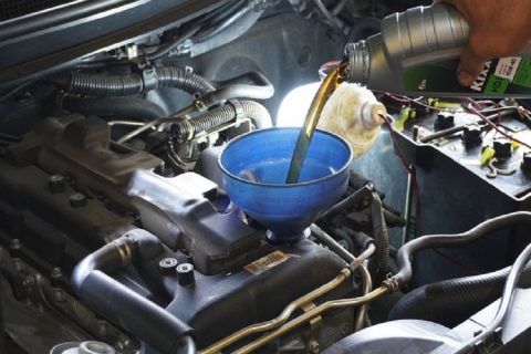 Jangan Asal Ganti Oli Mesin Mobil, Perhatikan Hal-Hal Penting Ini