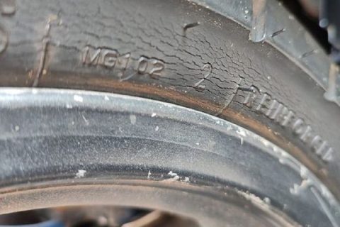 Ban Motor Retak Bukan Cuma Karena Usia, Ini Kesalahan Sepele yang Sering Diabaikan