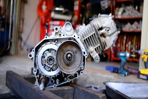 karet rumah kopling,kerusakan kopling motor,motor bekas manual,masalah suara mesin,kopling oblak,pompa oli tersumbat
