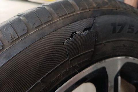 Jangan Nekat Tambal! Ini Alasan Ban Mobil Bocor Samping Harus Diganti, Bukan Diperbaiki