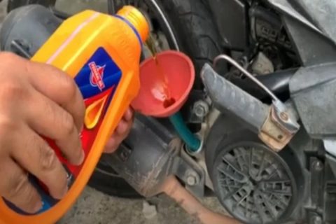 Jangan Ganti Oli Motor Bekas Saat Mesin Panas, Ini Penjelasannya