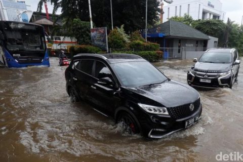 4 Risiko Mobil Nekat Menerjang Banjir, Jangan Anggap Sepele