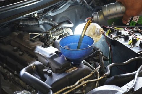 Gonta-Ganti Merek Oli Mesin, Apakah Bikin Mobil Cepat Rusak? Ini Penjelasannya