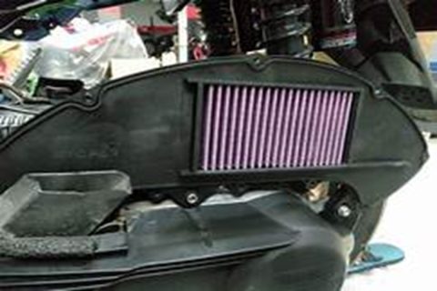 Penggunaan filter udara racing disebut mampu meningkatkan performa motor standar. Apakah benar demikian? Simak penjelasan ahli dan hasil uji internal dari produsen filter racing.