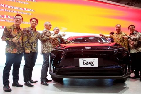 Menperin Naik Panggung Lihat Langsung! Toyota bZ4X Buatan Lokal Bikin Penasaran di GIIAS 2025