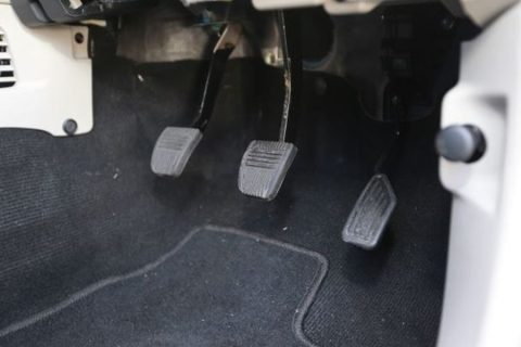 Penyebab Pedal Kopling Mobil Terasa Berat, Jangan Disepelekan!