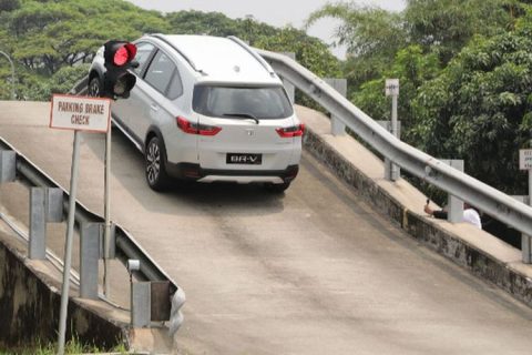 Sering Lewat Tanjakan Bikin Mobil Matik Cepat Rusak? Ini Jawaban Ahlinya yang Jarang Diketahui!