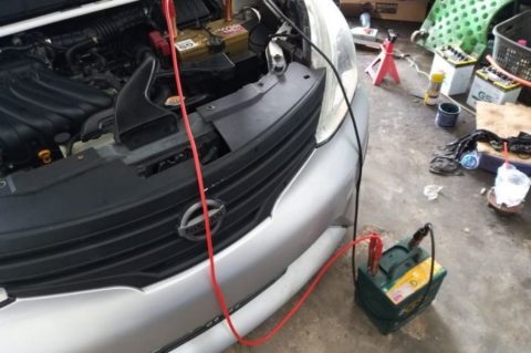 Suka Ngecas HP di Mobil Saat Mesin Mati? Awas, Aki Bisa Drop Total Tanpa Kamu Sadar!