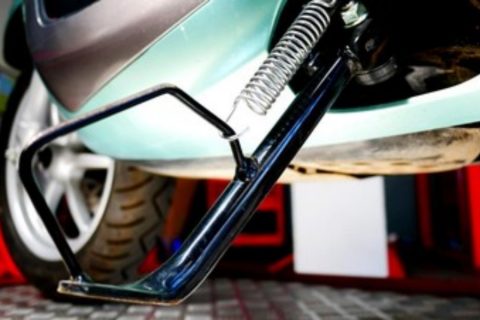 Jangan Matikan Motor Pakai Standar Samping! Ini Risiko Fatal yang Jarang Diketahui Pemula