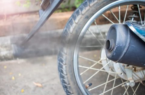 Knalpot Motor Bau Menyengat? Jangan Langsung Turun Mesin, Ini Penjelasan & Solusinya!