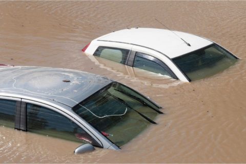 Mobil Bisa Terseret dan Nyawa Melayang, Jangan Pernah Nekat Terobos Banjir Tanpa Tahu Batas Ini!