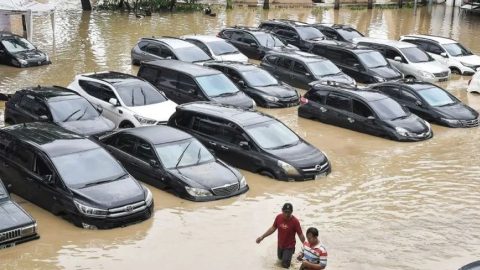 Waspada! Ini 7 Hal Penting yang Harus Kamu Lakukan Saat Mobil Terendam Banjir