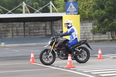 Jangan Asal Turunkan Gigi! Ini Aturan Rahasia Saat Pakai Engine Brake agar Mesin Tak Rusak”
