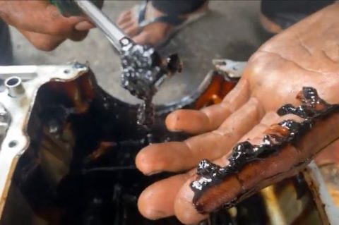 Jangan Tertipu Tampilan Luar! Ini Ciri Sludge Oli Mesin Saat Beli Mobil Bekas