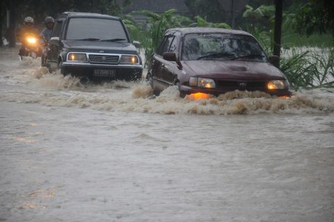 Jangan Nekat Terobos Banjir! Ini Bahaya Nyata yang Bisa Bikin Mobil Hanyut dan Mesin Rusak Total