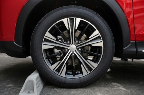 Jangan Sepelekan! Ini Bahaya Tersembunyi Jika Tekanan Angin Ban Mobil Kurang