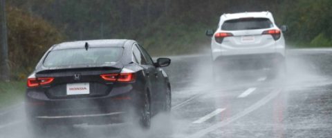 Jangan Panik! Begini Cara Ampuh Mengatasi Aquaplaning Saat Mengemudi di Musim Hujan