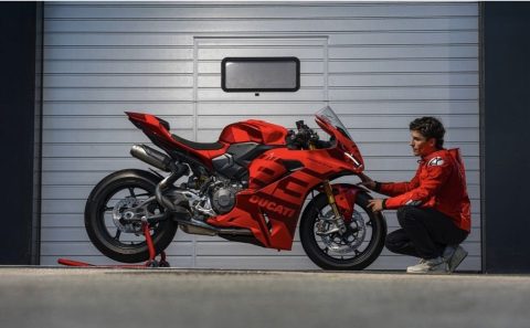 Ducati Panigale V2 Edisi “Dewa Sirkuit”: MM93 dan FB63 Perpaduan Gaya Marquez dan Keanggunan Pecco