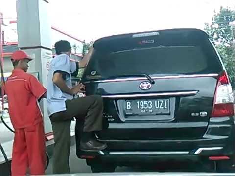 Sering Lihat Orang Goyang-Goyang Mobil Saat Isi BBM? Ternyata Ini Bahayanya Menurut Ahli!
