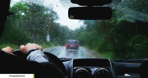 Hujan Deras? Jangan Panik! Ini Daftar Fitur Mobil yang Bikin Berkendara Aman dan Nyaman