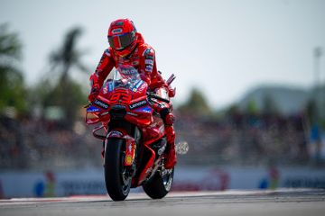 Paolo Simoncelli mengungkap alasan Pecco Bagnaia meremehkan Marc Marquez: terlalu terpengaruh ‘kubu Rossi’. Analisis pengaruh opini eksternal terhadap performa pembalap MotoGP.