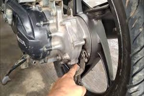 Oli Keluar dari As Roda Belakang Motor Matic? Ini Penyebab dan Dampak Fatalnya