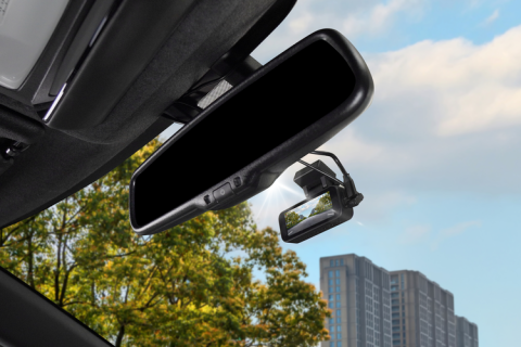 Dashcam kini jadi perlengkapan wajib untuk pengendara perempuan. Rekam perjalanan otomatis, jadi bukti insiden, dan bantu evaluasi skill berkendara. Simak tips memilih dashcam mirror vs biasa.