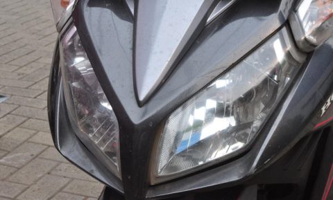 Mika lampu motor bekas cepat kusam dan menguning? Pakar detailing membocorkan dua cara sederhana yang sering diabaikan agar mika lampu tetap bening, awet, dan terlihat seperti baru.