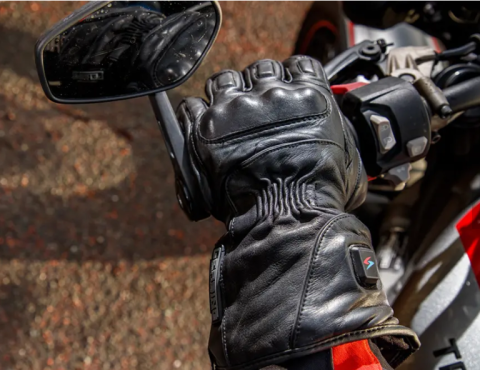 Sarung tangan motor bukan sekadar gaya-gayaan. Selain melindungi tangan dari cedera, cuaca ekstrem, dan meningkatkan grip, perlengkapan ini penting untuk keselamatan setiap bikers.