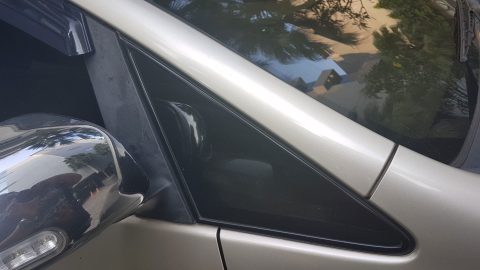 Quarter glass atau kaca segitiga kecil di mobil punya fungsi penting: tingkatkan visibilitas, ventilasi, hingga keamanan. Simak rahasia fungsinya di sini!