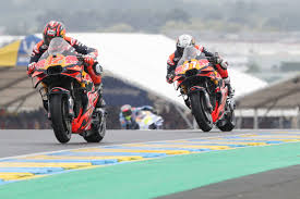 Jorge Lorenzo blak-blakan soal potensi Maverick Vinales bersama KTM. Dari program latihan ekstrem hingga klaim berani bahwa Vinales lebih cepat dan bertalenta dibanding Pedro Acosta. Simak ulasan lengkapnya di sini.