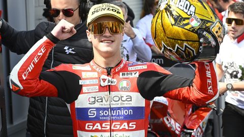 Pramac Racing dikabarkan incar rider muda yang mirip Valentino Rossi untuk MotoGP 2027. Potensi menggantikan Jack Miller dan membawa energi baru bagi tim Ducati.