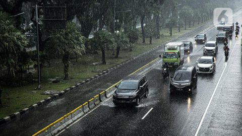 Visibilitas minim saat hujan deras meningkatkan risiko kecelakaan. Simak tips aman mengemudi agar tetap selamat di jalan licin dan pandangan terbatas.