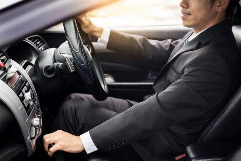 Masih ragu pakai engine brake di mobil matik? Ini cara yang benar dan aman agar rem tidak cepat aus dan mobil tetap stabil, terutama di jalan turunan.