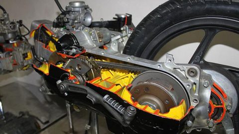 Apa beda mesin 2 valve dan 4 valve? Simak perbandingan performa, efisiensi, serta biaya perawatan agar tidak salah pilih motor.