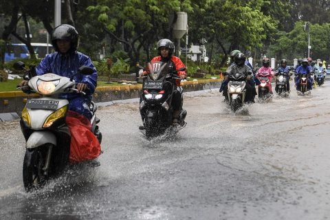 Musim hujan meningkatkan risiko kecelakaan motor. Simak bagian-bagian motor yang wajib dicek, mulai dari ban, rem, hingga kelistrikan, agar tetap aman dan nyaman berkendara.