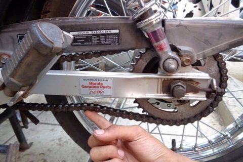 Rantai motor kendur jangan langsung dipotong. Simak risiko berbahaya yang bisa terjadi serta solusi aman untuk menjaga performa dan keselamatan berkendara.