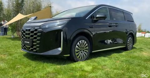 BYD hadirkan MPV listrik mewah pesaing Alphard khusus untuk taksi online premium. Kabin lapang, fitur modern, dan efisiensi operasional jadi keunggulannya.