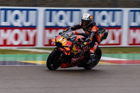 Pedro Acosta memberi peringatan jelang MotoGP 2026. Meski KTM meningkat, ia menilai Ducati makin dominan dan sulit dikejar. Alarm bahaya untuk KTM?