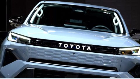 Toyota meluncurkan Hilux terbaru dengan desain lebih modern dan varian listrik. Simak fitur, inovasi, dan peluang masuk pasar Indonesia.