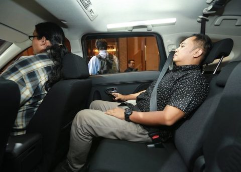 Apakah penumpang belakang mobil wajib memakai seat belt? Simak aturan, risiko, dan pentingnya sabuk pengaman bagi keselamatan berkendara.