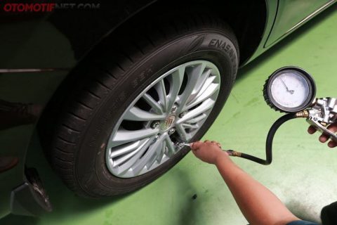 Pastikan ban mobil aman sebelum mudik! Simak panduan lengkap cara mengecek tekanan, tapak, dan kondisi ban agar perjalanan jauh nyaman dan aman.