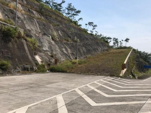 Mengalami rem blong di jalan tol bisa berakibat fatal. Simak panduan aman masuk jalur penyelamat agar kendaraan tetap terkendali dan pengemudi selamat.